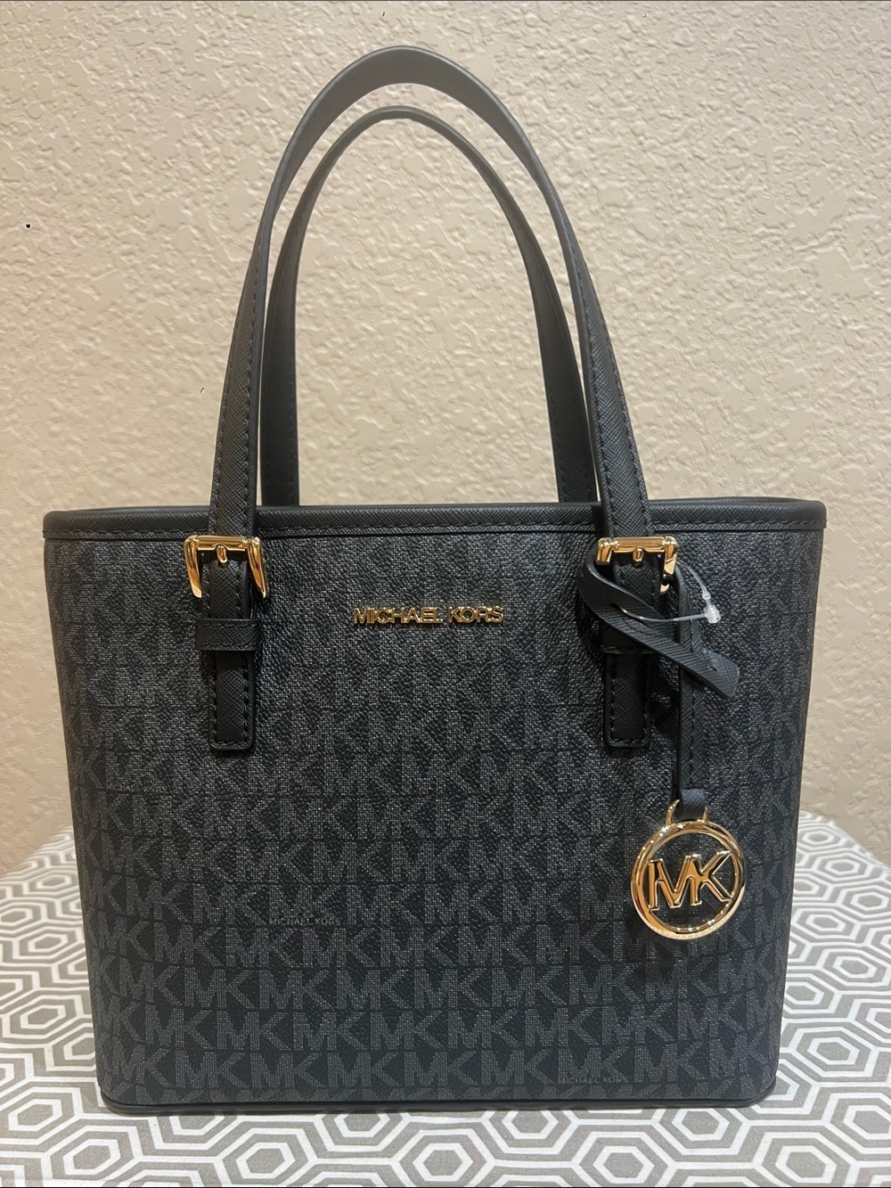 Michael Kors Jet set travel XS CRYL CONV TZ Tote  BLACK gold hardware